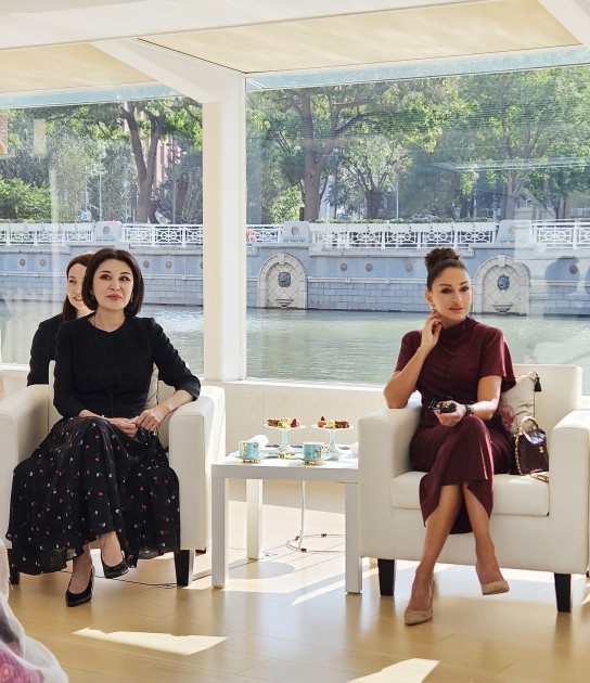 Mehriban Əliyeva dövlət başçılarının xanımları ilə gəmi gəzintisində -FOTOLAR